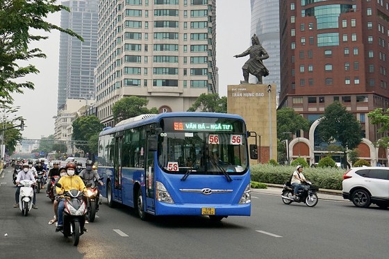 A bus using clean fuel runs on Ton Duc Thang Street, District 1 (Photo: SGGP)