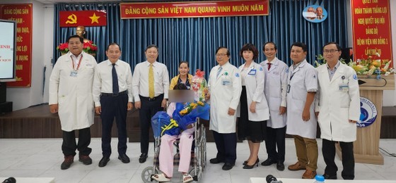 Leaders of Ho Chi Minh City and Children's Hospital 1 give gifts to the boy patient and his families Leaders of Ho Chi Minh City and Children's Hospital 1 give gifts to the boy patient and his families