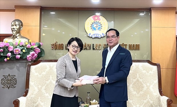 VGCL President Nguyen Dinh Khang (R) receives Regional Director for ILO Office for Asia and the Pacific Chihoko Asada-Miyakawa (Photo: laodong.vn) VGCL President Nguyen Dinh Khang (R) receives Regional Director for ILO Office for Asia and the Pacific Chihoko Asada-Miyakawa (Photo: laodong.vn)