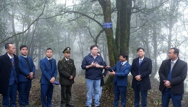 US Ambassador to Vietnam Marc Knapper (fifth from left) at Hoang Lien National Park (Photo: VNA) US Ambassador to Vietnam Marc Knapper (fifth from left) at Hoang Lien National Park (Photo: VNA)