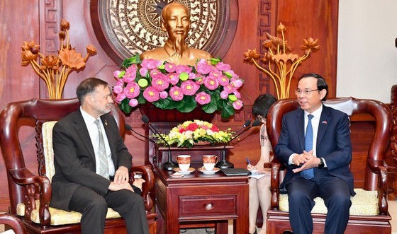 Secretary of the Ho Chi Minh City Party Committee Nguyen Van Nen (R) receives Australian Ambassador to Vietnam Andrew Goledzinowski Secretary of the Ho Chi Minh City Party Committee Nguyen Van Nen (R) receives Australian Ambassador to Vietnam Andrew Goledzinowski