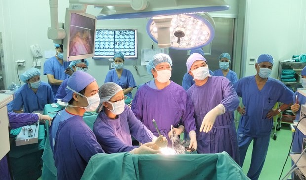 Prof. Dr. Tran Binh Giang - Director of Viet Duc University Hospital (C) and colleagues perform an endoscopic surgery (Photo courtesy of VDUH) Prof. Dr. Tran Binh Giang - Director of Viet Duc University Hospital (C) and colleagues perform an endoscopic surgery (Photo courtesy of VDUH)