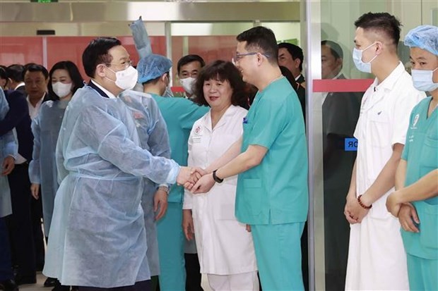 National Assembly Chairman Vuong Dinh Hue (L) meets with health workers of the 108 Military Central Hospital on February 27. (Photo: VNA) National Assembly Chairman Vuong Dinh Hue (L) meets with health workers of the 108 Military Central Hospital on February 27. (Photo: VNA)