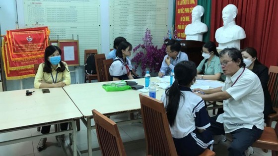 Medical workers are examining children Medical workers are examining children