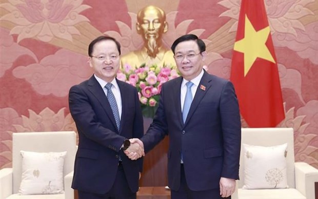 National Assembly (NA) Chairman Vuong Dinh Hue (R|) shakes hands with Park Hark Kyu, President and Chief Financial Officer of Samsung Electronics Co., Ltd., (Photo: VNA)