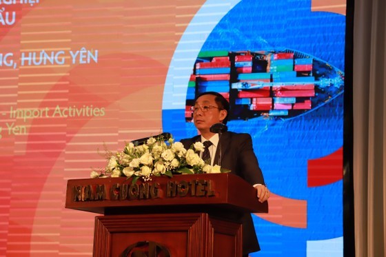 Deputy Director General of the Vietnam Customs Hoang Viet Cuong speaks at the conference