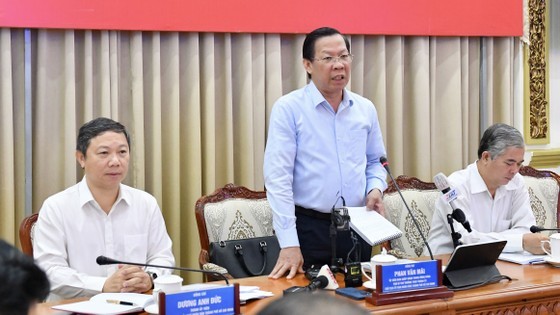 Mr. Phan Van Mai speaks at the meeting Mr. Phan Van Mai speaks at the meeting