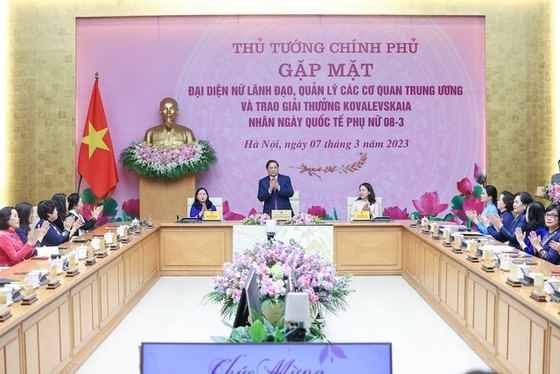 Prime Minister Pham Minh Chinh chairs the meeting with female representatives and managers of agencies