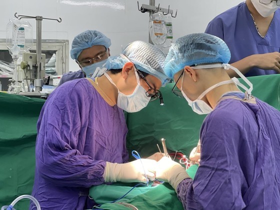 Viet Duc Hospital surgeons successfully perform a dual heart and kidney transplant