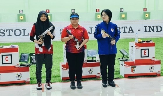 Nguyen Thuy Trang (C) wins gold medal at women’s 10m air pistol event