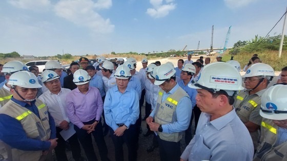Deputy Prime Minister Tran Hong Ha inspects the Ben Luc - Long Thanh Expressway Project