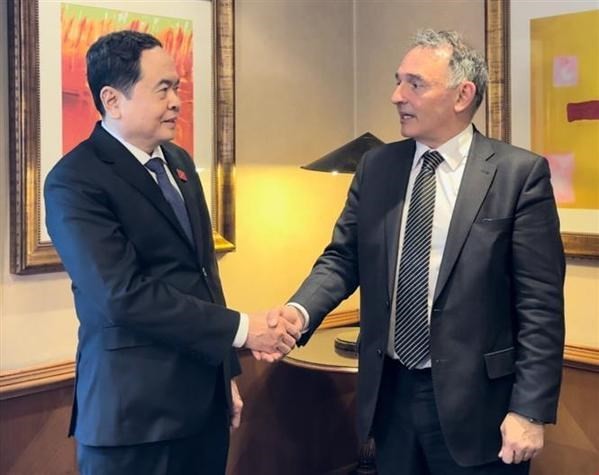 Politburo member and Permanent Vice Chairman of the National Assembly Tran Thanh Man (L) meets Secretary General of the Communist Party of Spain (PCE) Enrique Santiago in Madrid (Photo: VNA) Politburo member and Permanent Vice Chairman of the National Assembly Tran Thanh Man (L) meets Secretary General of the Communist Party of Spain (PCE) Enrique Santiago in Madrid (Photo: VNA)
