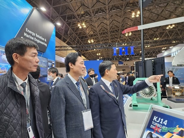 Visitors at the defence exhibition in Japan. (Photo: VNA)