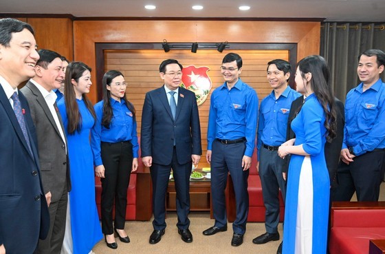 National Assembly Chairman Vuong Dinh Hue and young representatives of the Secretariat of the Ho Chi Minh Communist Youth Union&apos;s Central Committee (Photo: SSGP)