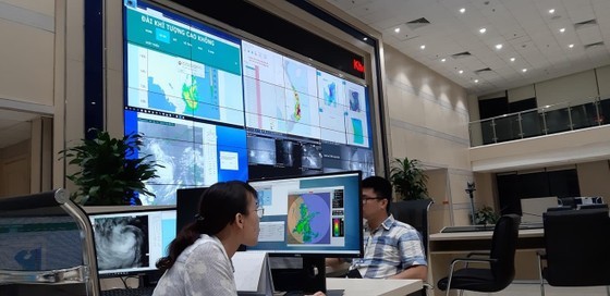 Weather forecasters use technology to forecast dangerous phenonmenon Weather forecasters use technology to forecast dangerous phenonmenon