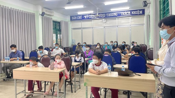 Medical workers provide examination to ill children