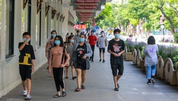 People wear masks in downtown Hanoi. Illustrative image (Photo: VNA) People wear masks in downtown Hanoi. Illustrative image (Photo: VNA)