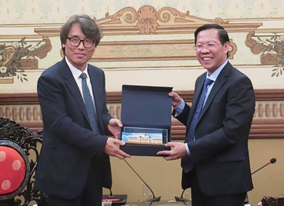 Chairman of the municipal People’s Committee Phan Van Mai receives Korean Deputy Minister of Environment Kum Hang-seung