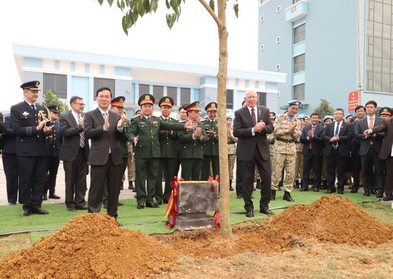 President Vo Van Thuong and Governor-General David Hurley plant trees at the Vietnam Department of Peacekeeping Operations campus (Photo: SGGP) President Vo Van Thuong and Governor-General David Hurley plant trees at the Vietnam Department of Peacekeeping Operations campus (Photo: SGGP)