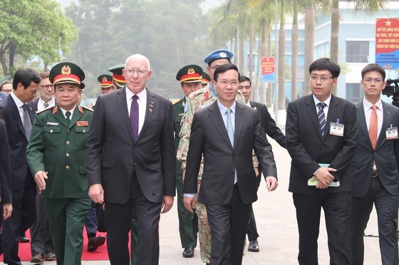 Australian Governor-General David Hurley and President Vo Van Thuong pay a visit to the Vietnam Department of Peacekeeping Operations (Photo: SGGP) Australian Governor-General David Hurley and President Vo Van Thuong pay a visit to the Vietnam Department of Peacekeeping Operations (Photo: SGGP)