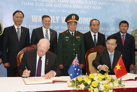 President Vo Van Thuong and Governor-General David Hurley write a guest book at the Vietnam Department of Peacekeeping Operations (Photo: SGGP) President Vo Van Thuong and Governor-General David Hurley write a guest book at the Vietnam Department of Peacekeeping Operations (Photo: SGGP)