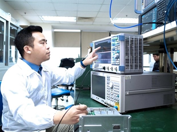 Nguyen Nhu Thanh, an IT engineer, researches and measures transceiver module for radar products at the military-run Viettel. (Photo tienphong.vn) Nguyen Nhu Thanh, an IT engineer, researches and measures transceiver module for radar products at the military-run Viettel. (Photo tienphong.vn)