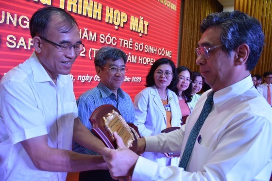 Mr. Nguyen Phuoc Loc gives gifts to medical staff Mr. Nguyen Phuoc Loc gives gifts to medical staff