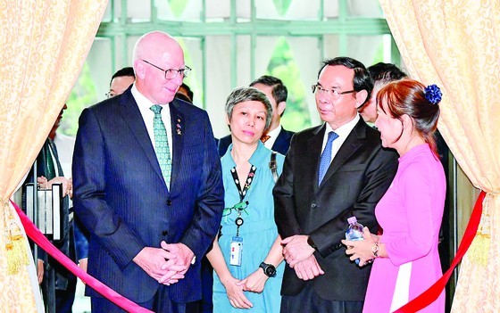 Secretary of the Ho Chi Minh City Party Committee Nguyen Van Nen and Governor General of Australia David Hurley and Secretary of the Ho Chi Minh City Party Committee Nguyen Van Nen visit the Reunification Hall (Photo: SGGP) Secretary of the Ho Chi Minh City Party Committee Nguyen Van Nen and Governor General of Australia David Hurley and Secretary of the Ho Chi Minh City Party Committee Nguyen Van Nen visit the Reunification Hall (Photo: SGGP)