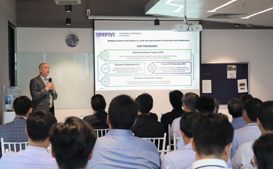 A representative of Synopsys introduces the IC training program at SHTP IC Design Center A representative of Synopsys introduces the IC training program at SHTP IC Design Center
