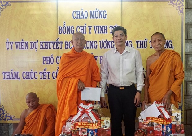 Deputy Minister-Vice Chairman of the Government’s Committee for Ethnic Minority Affairs Y Vinh Tor (center) hands over gifts to monks on the occasion of the Chol Chnam Thmay festival. (Photo:VNA)