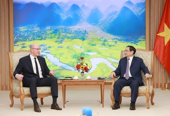 The meeting between PM Pham Minh Chinh and Russian Deputy PM Dmitry Chernyshenko in Hanoi on April 6 (Photo: VNA)