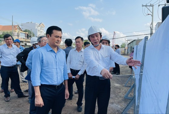 Director of the HCMC Transportation Works Construction Investment Project Management Authority Luong Minh Phuc reports that causes of delay in the Long Kieng Bridge was slow due to construction site handover problems (Photo: SGGP) Director of the HCMC Transportation Works Construction Investment Project Management Authority Luong Minh Phuc reports that causes of delay in the Long Kieng Bridge was slow due to construction site handover problems (Photo: SGGP)