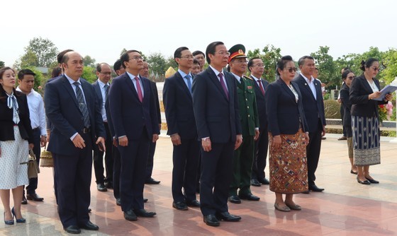 The HCMC delegation offers flowers at the Memorial of President Kaysone Phomvihane (Photo: SGGP)