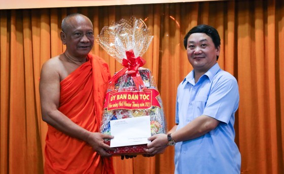 Chairman of the Committee for Ethnic Minority Affairs Hau A Lenh sends his New Year's greetings to Most Venerable Danh Lung, Abbot of Candaransi Pagoda (Photo: SGGP) Chairman of the Committee for Ethnic Minority Affairs Hau A Lenh sends his New Year's greetings to Most Venerable Danh Lung, Abbot of Candaransi Pagoda (Photo: SGGP)