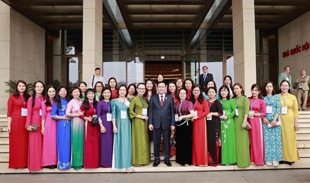 NA Chairman Vuong Dinh Hue and representatives of the Vietnam Women Journalist's Club in a group photo on April 17 (Photo: VNA) NA Chairman Vuong Dinh Hue and representatives of the Vietnam Women Journalist's Club in a group photo on April 17 (Photo: VNA)