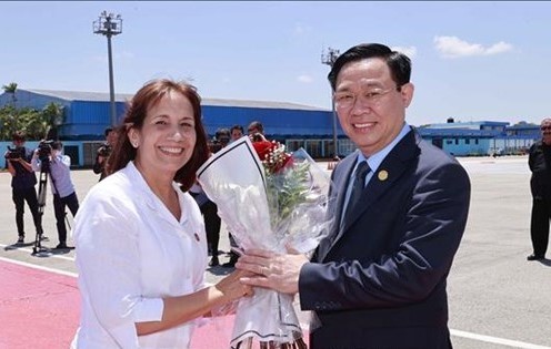 Deputy President of the National Assembly of People&apos;s Power of Cuba Ana Maria Mari Machado welcomes NA Chairman Vuong Dinh Hue at Jose Marti airport in Havana on April 18 afternoon (Photo: VNA)