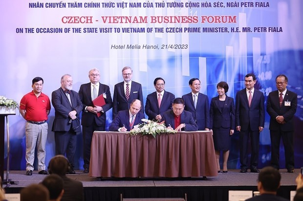 Prime Minister Pham Minh Chinh (center) and his Czech counterpart Petr Fiala (fourth, left) witnessed the signing of a cooperation agreement between Vietjet and F Air of the the Czech Republic. (Photo: VNA) Prime Minister Pham Minh Chinh (center) and his Czech counterpart Petr Fiala (fourth, left) witnessed the signing of a cooperation agreement between Vietjet and F Air of the the Czech Republic. (Photo: VNA)
