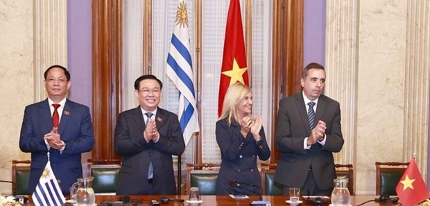 NA Chairman Vuong Dinh Hue (2nd, L) and Uruguay leaders (Photo: VNA)