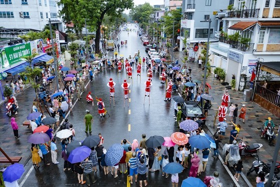 Belgian artists’ much-awaited performance in the streets in Hue City Belgian artists’ much-awaited performance in the streets in Hue City