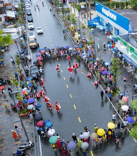 Belgian artists’ much-awaited performance in the streets in Hue City Belgian artists’ much-awaited performance in the streets in Hue City