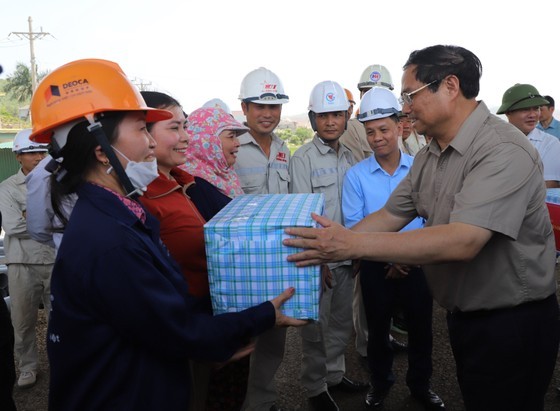 Prime Minister Pham Minh Chinh gifts workers