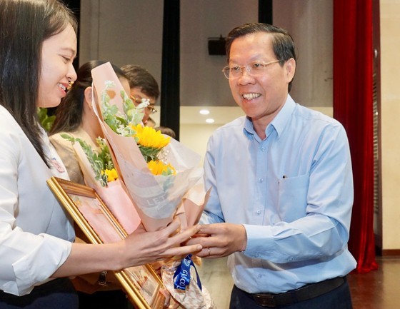 Chairman of the People&apos;s Committee of Ho Chi Minh City Phan Van Mai awards certificates of merit to collectives and individuals with outstanding achievements in the implementation of Resolution 11 and Action Program 31 (Photo: SGGP)
