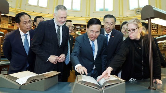 President Vo Van Thuong visits the British Museum. (Photo: VNA)