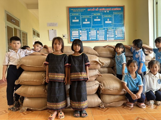 Rice is brought to a school in Tu Mo Rong District