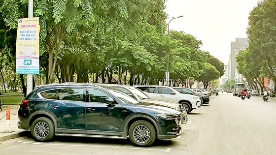 HCMC collects a temporary fee for using the roadbed to park cars HCMC collects a temporary fee for using the roadbed to park cars