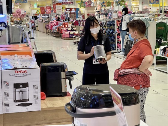 A customer is buying an item at Tan Phu AEon Mall (Photo: SGGP) A customer is buying an item at Tan Phu AEon Mall (Photo: SGGP)