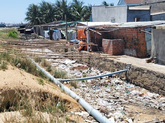 The canal turns into a garbage channel along the squid processing facilities in An Quang Dong and An Quang Tay villages The canal turns into a garbage channel along the squid processing facilities in An Quang Dong and An Quang Tay villages