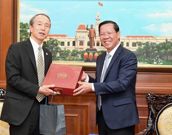 Consul General of Japan Ono Masuo and Chairman of the municipal People's Committee Phan Van Mai (R) at the meeting (Photo: SGGP)