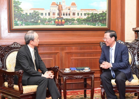 Consul General of Japan Ono Masuo and Chairman of the municipal People's Committee Phan Van Mai (R) at the meeting (Photo: SGGP)
