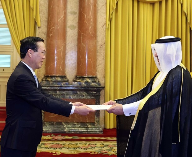 President Vo Van Thuong (left) receives credentials from Qatari Ambassador Khalid Ali Abdullah Abel. (Photo: VNA) President Vo Van Thuong (left) receives credentials from Qatari Ambassador Khalid Ali Abdullah Abel. (Photo: VNA)